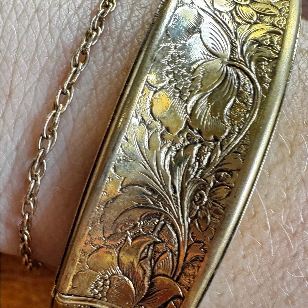 🚫SOLD🚫 Vintage Gold Tone Hinged Bangle Bracelet Floral Engraved Victorian Style